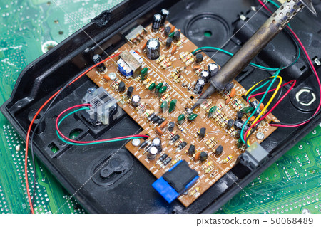 Technician repairing electronic of the computer 50068489