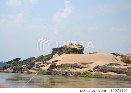 veiw khoeng river go to Sampanbok, Thailand.  50071591