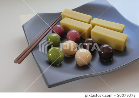 五顏六色的日本甜點Ankodama和草莓yoyokan 50079372