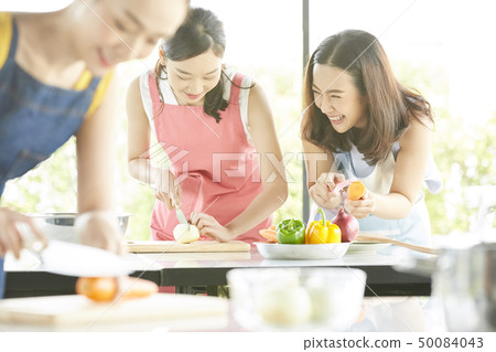 Female cooking class 50084043