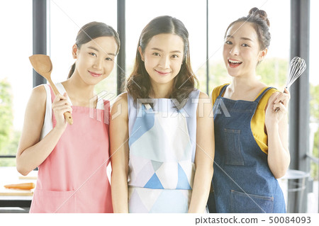 Woman cooking 50084093