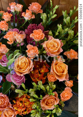 Arrangement of orange roses 50086914