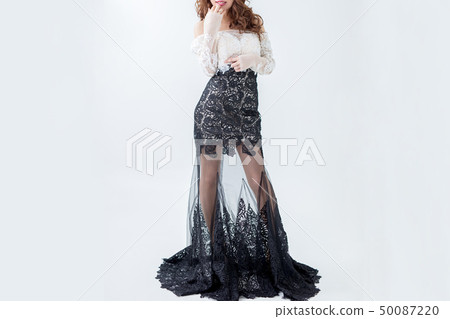 仿照白色背景美好的腿樣式的美麗的姐妹在鞋帶禮服穿戴了 仿照白色背景美好的腿樣式的美麗的姐妹在鞋帶禮服穿戴了 50087220