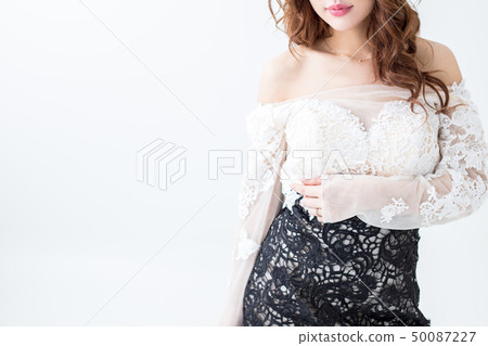 白色背景穿著有一個好的樣式餘興節目nacque水事務的一條鞋帶禮服的胸腔美麗的姐妹 50087227