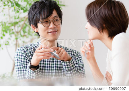 Couple looking at smartphone 50090907