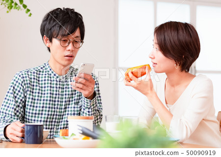 Breakfast scene smartphone check 50090919