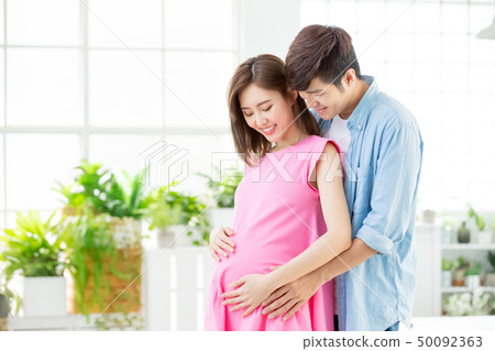 pregnant woman with husband 50092363