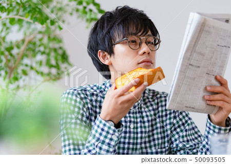 早餐場景男子在看報紙 早餐場景男子在看報紙 50093505