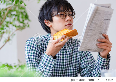 早餐場景男子在看報紙 50093506