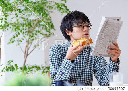 早餐場景男子在看報紙 50093507