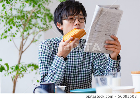 早餐場景男子在看報紙 50093508