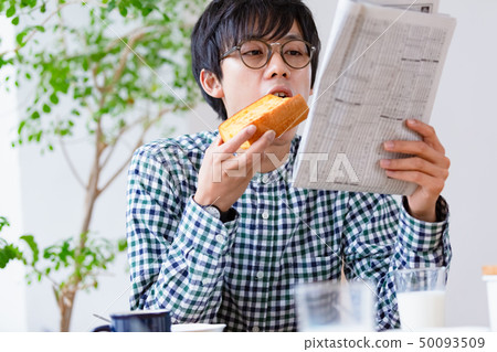 早餐場景男子在看報紙 50093509