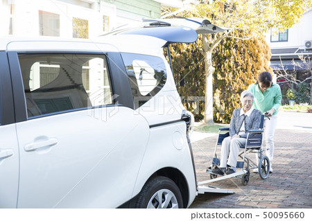 幫助把老人放在輪椅上的福利車上 50095660