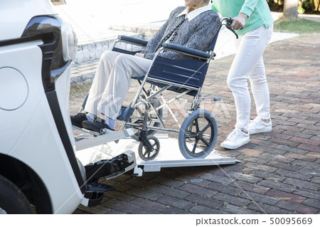 幫助把老人放在輪椅上的福利車上 50095669