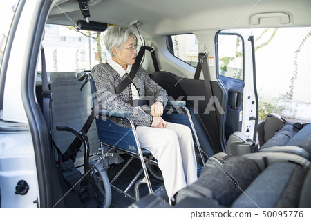 乘坐福利車的年長婦女 50095776