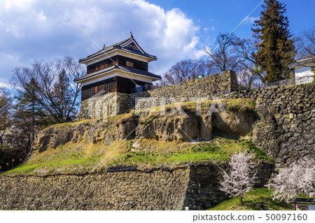 Shinshu从长野县上田市的上田城堡角的基地看到的樱花和nishikasa 图库照片