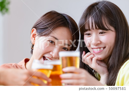 乾杯啤酒回家喝午飯 50097581