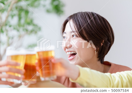 乾杯啤酒回家喝午飯 50097584