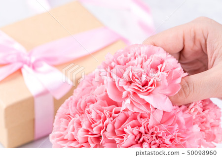 母親節Yasuno Kaoru送花卡片慶祝康乃馨頂視圖母親節 母親節Yasuno Kaoru送花卡片慶祝康乃馨頂視圖母親節 50098960