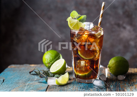 Fresh made Cuba Libre 50101129