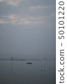 在濃霧的Shishimi漁船在Shinji湖的早晨 50101220