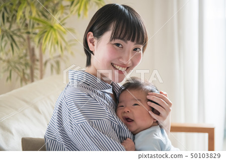 抱著嬰孩日本父母和孩子的一個年輕母親 抱著嬰孩日本父母和孩子的一個年輕母親 50103829
