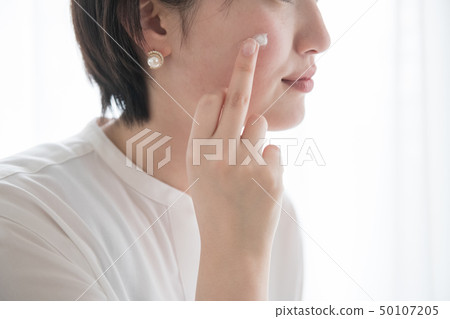 應用在面孔的年輕日本婦女sunblock奶油 50107205