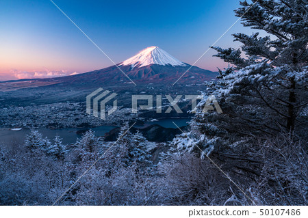 <Yamanashi Prefecture> Red Fuji and fog ice dyed in winter and morning in Japan <Yamanashi Prefecture> Red Fuji and fog ice dyed in winter and morning in Japan 50107486