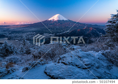 <Yamanashi Prefecture> Red Fuji and fog ice dyed in winter and morning in Japan <Yamanashi Prefecture> Red Fuji and fog ice dyed in winter and morning in Japan 50107494