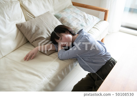 一名身體狀況不佳的日本年輕女子 一名身體狀況不佳的日本年輕女子 50108530