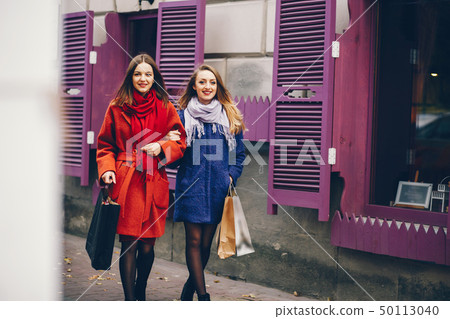 girls with shopping 50113040