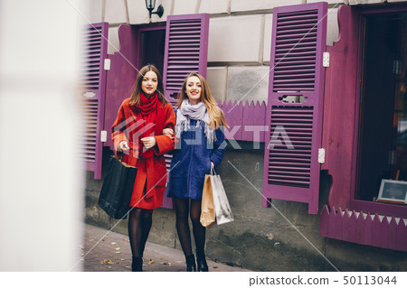 girls with shopping 50113044