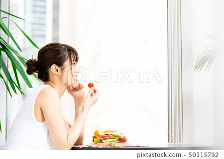 Young woman beauty eating Young woman beauty eating 50115792