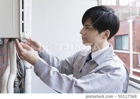 檢查房子熱水器的商人 50117368