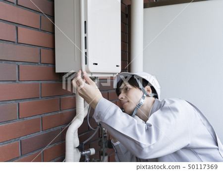 檢查房子熱水器的商人 50117369