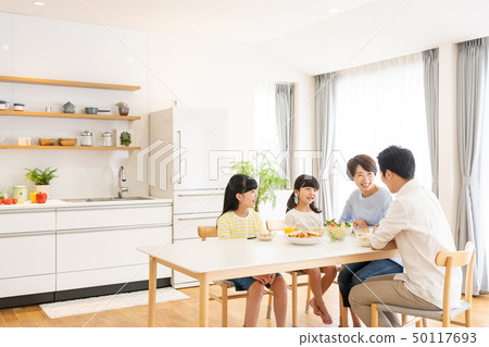 父母和孩子的餐桌家庭形象 50117693