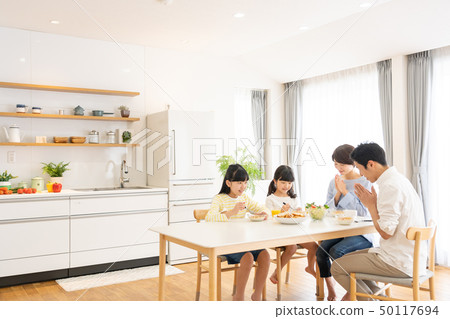 父母和孩子的餐桌家庭形象 50117694