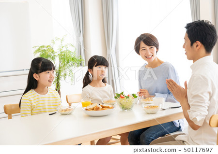 父母和孩子的餐桌家庭形象 50117697