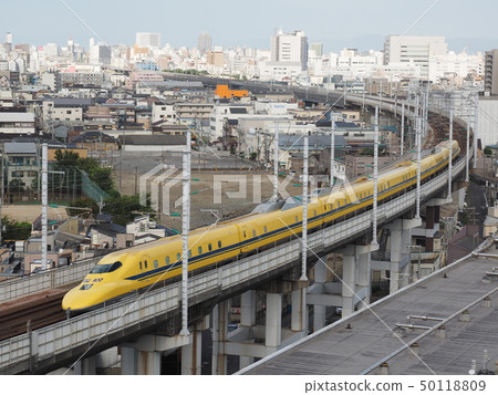 Dr. Yellow On the elevated section of the Sanyo Shinkansen 50118809
