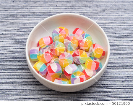 Wrapped candy 50121900