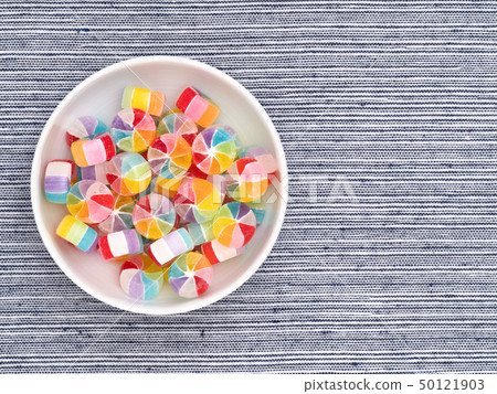 Wrapped candy 50121903