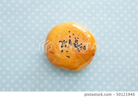 Making bread in the house 50121948