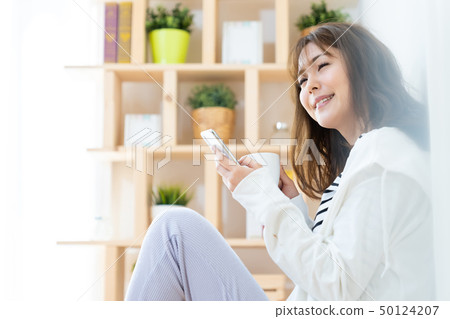 使用smaho生活方式女性畫象的女性互聯網女孩 50124207