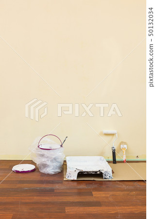White paint with essentials equipment 50132034