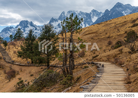 中國麗江玉龍雪山 中国観光スポット China Jade Dragon Snow Mountain 中國麗江玉龍雪山 中国観光スポット China Jade Dragon Snow Mountain 50136005