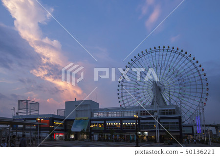 微明的Tempozan風景從正方形的在Tenposan微明/ Kaiyukan前面 微明的Tempozan風景從正方形的在Tenposan微明/ Kaiyukan前面 50136221