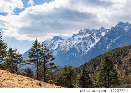 中國麗江玉龍雪山 中国観光スポット China Jade Dragon Snow Mountain 50137724