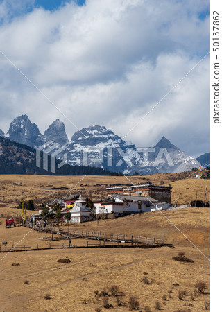 中國麗江玉龍雪山 中国観光スポット China Jade Dragon Snow Mountain 中國麗江玉龍雪山 中国観光スポット China Jade Dragon Snow Mountain 50137862