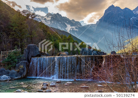 中國麗江玉龍雪山 中国観光スポット China Jade Dragon Snow Mountain 50139274