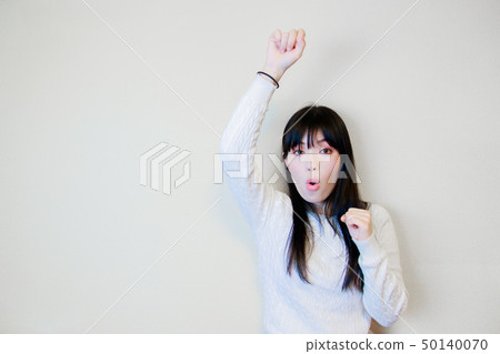 穿白色衣服的女人（膽量姿勢） 50140070